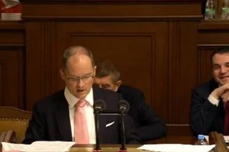 První stupeň základky, rýpl si komentátor Šídlo. Pikora se trápil se jménem kolegyně, Macinka se tomu smál, Schillerová pomáhala