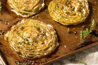 Zelí jako nové maso: Superpotravina, ze které připravíte nejenom šťavnaté steaky - Magazín Recepty.cz