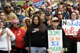 Agenti ICE při drsném zásahu proti nezletilému Američanovi sebrali jeho iPhone. Našel ho v bazaru - Novinky