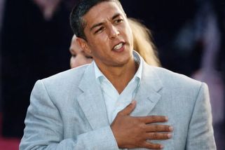 Přejel policistku, pobodal sekuriťáka a odhaloval se před nezletilou. Samy Naceri skončil 7× v base - Médium.cz