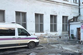 Zločinec ve Varech uprchl z vězeňské dodávky. Lajdáckému dozorci hrozí 10 let - Novinky