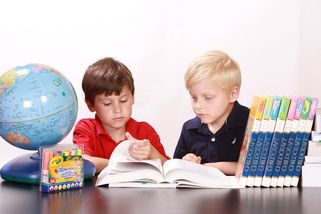 Nahá sestra za burger a kolu? Je to normální, obhajuje autor dětskou knihu - Seznam Zprávy