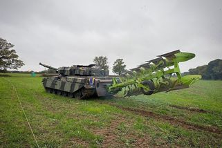 Brit vzal tank, připojil pluh, začal s ním orat a vzbudil poprask