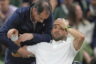 Centrkurt ve Wimbledonu oněměl. Veterán školil favorita, po děsivém momentu ale skončil v slzách - Sport.cz