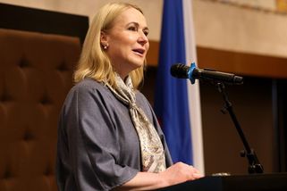 Helou, dýr ejžan frendz: Jana Černochová svou angličtinu na cestě po Asii maskuje za luzné tóny - Super.cz