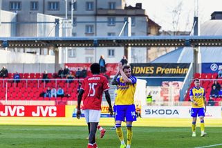 Godwin neměl být vyloučen, přesto je potrestán. Velké pokuty pro Slavii a Plzeň. Co s tím? - Médium.cz