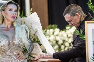 Pohřeb Moniky Jákliové (†31): Zdrcený expřítel Boráros s fotkou dcerky u rakve a šokující vyjádření k rodině zesnulé! - Super.cz