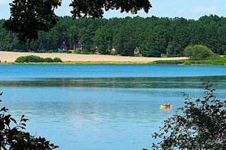 Drzost u rybníka: Náměstkyně Kozlová zbourala chatu a postavila palác. Papíry prý „nějak dopadnou“ - Médium.cz