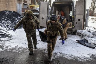 V těle mrtvého ukrajinského vojáka, které vrátili Rusové, našli při pitvě nevybuchlý granát - Novinky