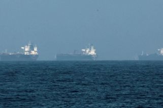 Tankery u Hormuzského průlivu stojí. Přepravovaný zemní plyn se odpařuje, vyložit ho jinde je nemožné