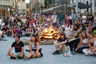 Majitel domu v centru Brna na linku 158 hrozil, že najede autem do lidí. Naštvalo ho zpívání na náměstí - Novinky