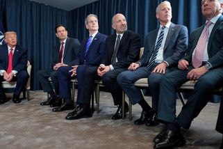 „Kluci se je bojí nenosit“. Trump nadšeně kupuje ministrům své oblíbené boty - Novinky