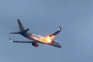 Ze vzlétajícího letadla na Korfu šlehaly plameny. Cestující už psali SMS na rozloučenou - Novinky