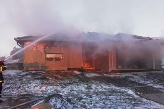 Zdánlivě vychladlý popel připravil majitele novostavby o střechu nad hlavou - Novinky