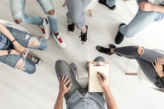 Terapie měla stmelit třídu. Dívky se rozplakaly nad kartami a skončily v nemocnici - Seznam Zprávy