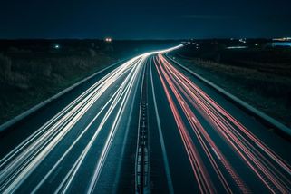 Předčasné Vánoce pro řidiče: Oblíbený řetězec rozdává k nákupu celoroční dálničku za polovinu! - Garáž.cz