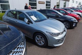 Zákazník v Německu si půjčil auto na testovací jízdu a už se nevrátil. Policie jej vypátrala s pomocí GPS - Novinky