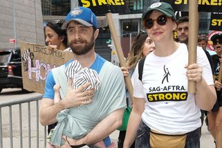 Hollywoodští herci stávkují a plodí děti: Nově jsou rodiči Harry Potter, Al Pacino i Hilary Swank - Proženy.cz