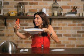 Zelňačka. Co řeknou na naši oblíbenou polévku cizinci? Jejich reakce vás překvapí! | Jak nás vidí svět