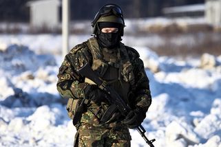 Video: Rus vyskočil z okna, aby obešel útočící ukrajinskou přesilu. Zdálo se, že uspěje, ale větší smůlu mít nemohl