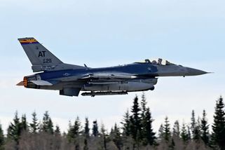 Vzteklá koťata šla do boje. Americké F-16 při úderech na Írán chrání moduly Angry Kitten - Novinky