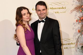 Manželka Petra Macinky se svlékla do rudého prádla a podvazků