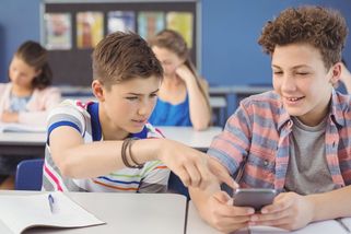 Zakázat dětem mobily? Školy na to nový zákon nepotřebují
