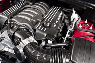 Nejdražší omyl automobilového průmyslu: Strategie elektromobilů za 1,25 bilionu Kč končí velkým návratem spalovacích motorů