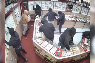 Dvacet lidí bleskově vykradlo klenotnictví. Kalifornie zveřejnila video z neuvěřitelné akce - Novinky