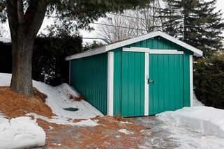 Dnes už si nemůžete na vlastním pozemku postavit skoro ani kůlničku na dříví. Zákony dávají kutilům stopku
