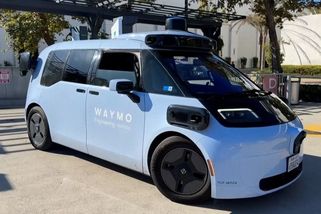 Nové robotaxi americké služby Waymo natočili v provozu. Má čínské kořeny - Novinky