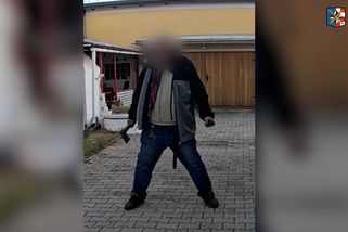 Muž na Šumpersku vrávoral se sekerou a nožem v ruce. Policisté ukázali video, jak ho zneškodnili paralyzérem - Novinky