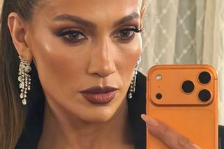 Jennifer Lopez se fanouškům vyprsila do objektivu. Pak v průsvitné krajce odešla na galavečer