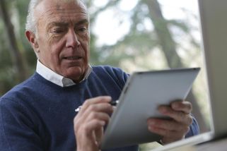 Mozkový test pro lidi nad 60: Pokud nezvládnete těchto 7 otázek, váš mozek stárne - Médium.cz