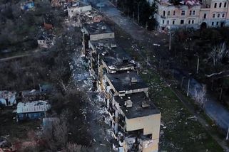 Video: Ukrajinci vztyčili vlajku ve městě, jehož dobytí oznamoval Putin - Seznam Zprávy