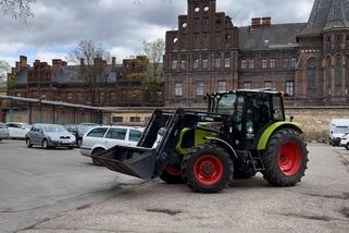 Traktor s modrým majákem. Jediný, který může jet záchranářskou uličkou - Novinky