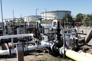 V Družbě je stále sucho, Slovensko i Maďarsko ale získávají ropu jinudy. I přesto blokují pomoc Ukrajině