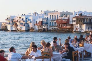 Turisté zašli do nechvalně proslulé restaurace na Mykonosu. Účtu se nestačili divit - Novinky