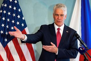 Rázný vzkaz Babišovi: Dodržujte spojenecké závazky, riskujete, řekl velvyslanec USA - Novinky