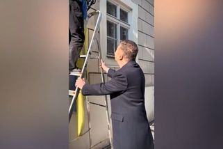 Osobně držel štafle. Okamura nechal sundat vlajku z budovy Sněmovny - Novinky