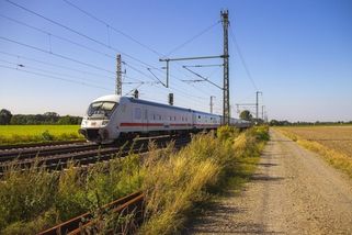 railtarget.cz/technologie-a-infrastruktura/odborari-pali-do-db-vedeli-jste-to-a-nic-neudelali-vrazda-pruvodciho-otrasla-nemeckem-11820.html