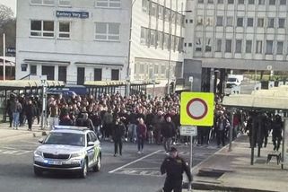 Němečtí fanoušci pochodovali Karlovými Vary. Zastavili se cestou na regionální derby - Novinky
