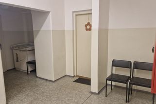 „Jdu si jen pro výsledky,“ řekla žena a předběhla nás, co čekali hodiny - Médium.cz