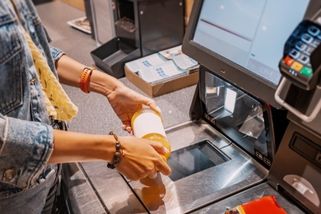 „Půjdu tam, až dostanu slevu,“ zákazníci odmítají samoobslužné pokladny. „Proč bych měl dělat práci prodavačky,“ zuří