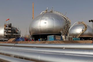 Aramco varuje před katastrofou na ropném trhu, pokud se Hormuzský průliv brzy neotevře - Novinky
