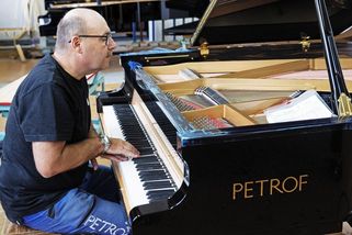 Prodeje Petrofu v USA rostou, pomohla i náhoda s Taylor Swift - Seznam Zprávy