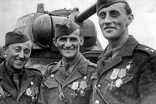 Tři čeští hrdinové Sovětského svazu. Jednoho z nich Ludvík Svoboda v pamětech zapřel - Médium.cz