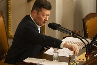 Okamura nechal stáhnout ukrajinskou vlajku z budovy sněmovny. Ostudné, jde to za celou koalicí, zní z opozice