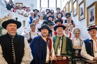 Sněmovně předsedá „šohaj“ Okamura. Poslanci slaví den krojů, kdo se do práce vystrojil?