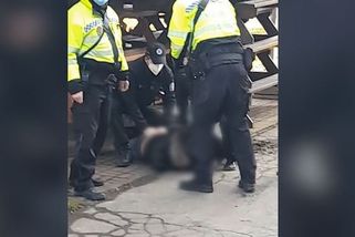 Policisté v Ostravě tvrdě zasáhli proti ženě bez roušky. Zaklekli na ni tři - Novinky